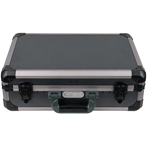 Grauer Aluminiumkoffer mit schwarzem Griff und Verschlüssen. Ecken verstärkt.